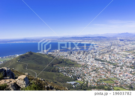 ケープタウンの街並みと大西洋 19603782