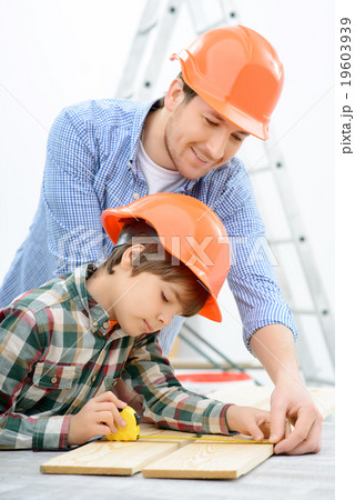 Positive boy holding tape measure  19603939