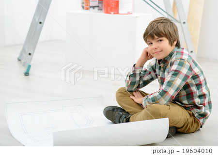 Little boy doing renovation  19604010