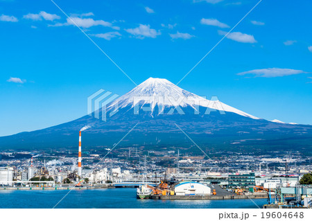 【静岡県】田子の浦・富士山と工業地帯 19604648