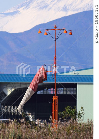 飛行場の風向きを見るために設置されている吹流し 19605121