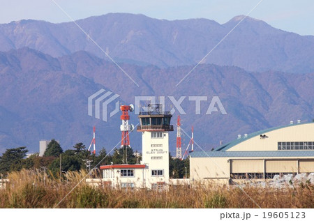 丹沢を背景に見るアメリカ海軍厚木基地の航空管制塔 19605123