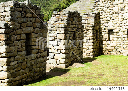 Machu Picchu, the ancient Inca city in the Andes 19605533
