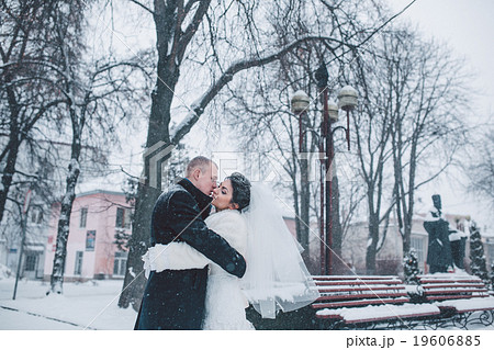 Bride and groom walking on the city 19606885