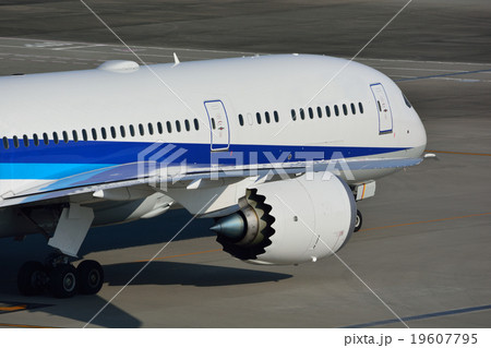 斜め後ろから見た旅客機 斜め後ろから見た旅客機 19607795