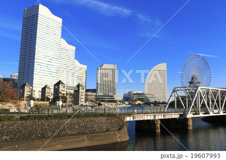 みなとみらいの冬晴れ 19607993