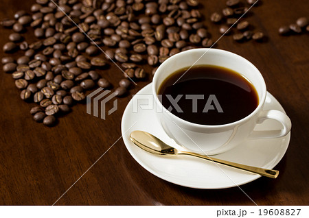 一杯のコーヒーとコーヒー豆 豆枠左斜め スプーン斜め カップ色濃いめ 一杯のコーヒーとコーヒー豆 豆枠左斜め スプーン斜め カップ色濃いめ 19608827