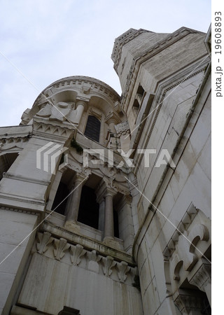 聳え立つフルヴィエール大聖堂 19608893