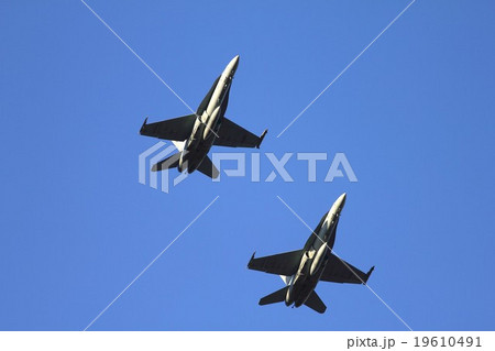 快晴の青空を飛行する米海兵隊のF-18Cホーネット戦闘機 19610491