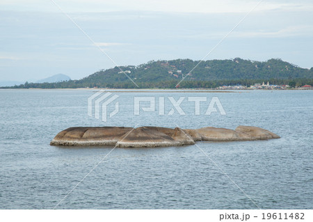 Large rocks in the sea 19611482