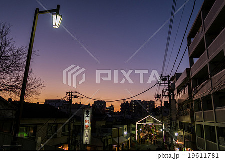 東京都　下町　谷中の夕暮れ風景 19611781
