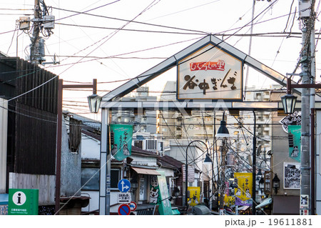 東京都　下町　谷中の夕暮れ風景 19611881