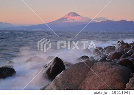 伊豆井田海岸から夕焼けの富士山の写真素材