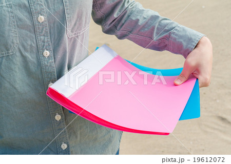 ビーチでバインダーを持つ女性 ビーチでバインダーを持つ女性 19612072