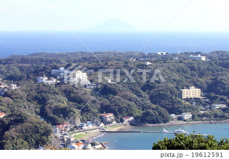 伊豆下田の寝姿山から望む下田港と太平洋に浮かぶ利島 19612591