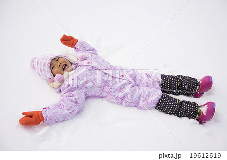 雪の上に寝ころぶ子供 雪の上に寝ころぶ子供 19612619