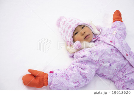 雪の上に寝ころぶ子供 雪の上に寝ころぶ子供 19612620