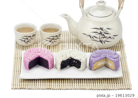 Three mooncake with tea. 19613029