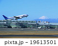 羽田空港を出発する飛行機 19613501