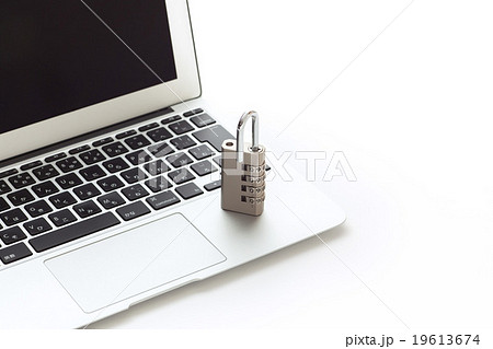 パソコンと南京錠　オフィスセキュリティ 19613674