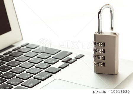 パソコンと南京錠　オフィスセキュリティ 19613680