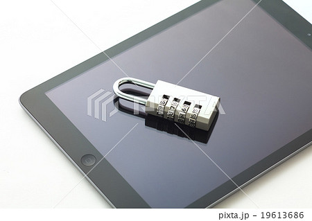 タブレットと南京錠 タブレットと南京錠 19613686