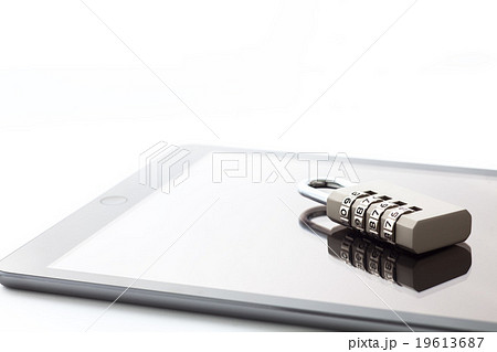 タブレットと南京錠 タブレットと南京錠 19613687