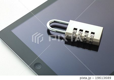 タブレットと南京錠 タブレットと南京錠 19613689