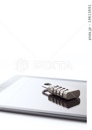 タブレットと南京錠 タブレットと南京錠 19613691