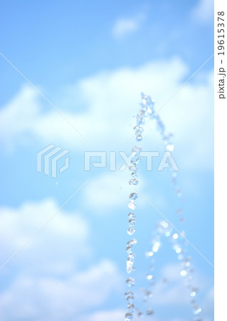 青空と水しぶき 青空と水しぶき 19615378
