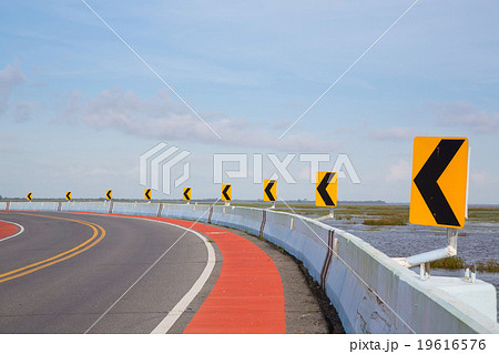 asphalt curve road with arrow sign 19616576