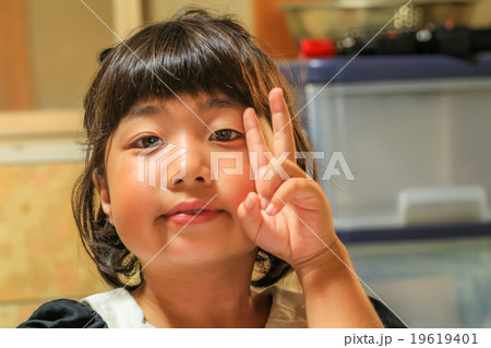 Vサインをした少女 19619401
