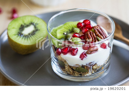 Granola with Greek yogurt ,Kiwi and Pomegranate Granola with Greek yogurt ,Kiwi and Pomegranate 19620201