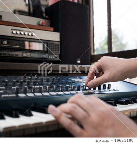 シンセサイザー 19621190