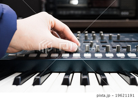シンセサイザー 19621191