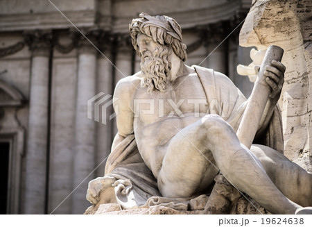 Statue of Zeus in Fountain, Piazza Navona, Rome, Italy 19624638