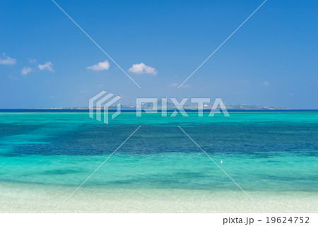 沖縄県 備瀬ビーチから見る伊江島 沖縄県 備瀬ビーチから見る伊江島 19624752