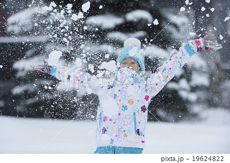 雪を舞いあげて遊ぶ女の子 雪を舞いあげて遊ぶ女の子 19624822