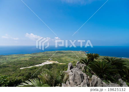 沖縄県　大石林山から見る辺戸岬 19625132