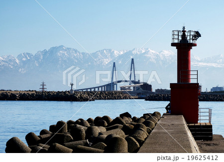 新湊大橋と立山連峰2 19625412
