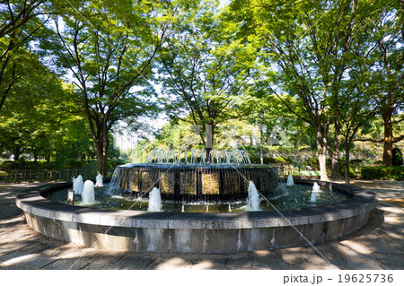 名城公園の噴水 市役所交差点前 地下鉄市役所駅7番出入り口の前の写真素材