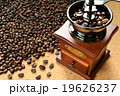 ベトナム産のコーヒー豆を挽く 19626237