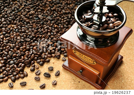 ベトナム産のコーヒー豆を挽くの写真素材