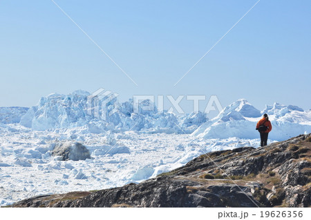 グリーンランド 世界遺産イルリサット 一面の氷山を望むの写真素材