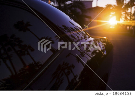 夕日と車のボディラインの写真素材