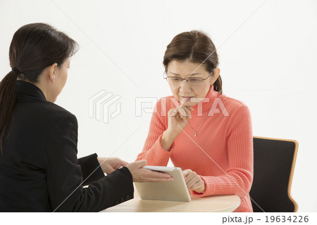 セールスレディとの商談 19634226