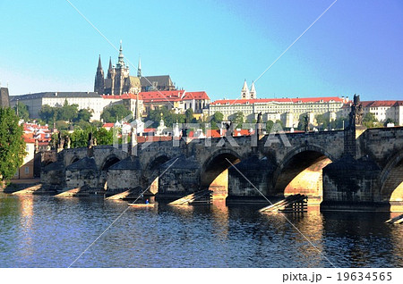 チェコ 世界遺産プラハ カレル橋 プラハ城の写真素材