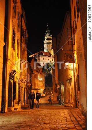 チェコ　世界遺産チェスキークルムロフ　路地　夜景 19634568
