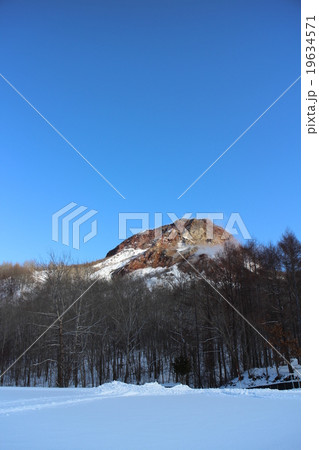雪化粧をした昭和新山 19634571