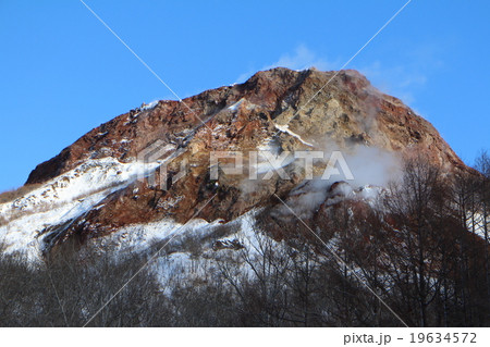 雪化粧をした昭和新山 19634572